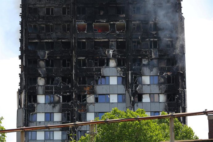 Archivo - June 14, 2017 - London, United Kingdom - 24-storey Grenfell Tower block of flats seen on fire in North Kensington, West London..On 14 June 2017, a fire broke out in the 24-storey Grenfell Tower block of flats in North Kensington, West London whe