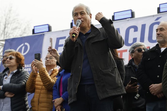 Archivo - Valparaiso, 5 de junio 2025 El presidente del Colegio de Profesores, Mario Aguilar, durante el acto central en la Avenida Argentina tras la marcha de profesores en Valparaiso  Sebastian Cisternas/Aton Chile