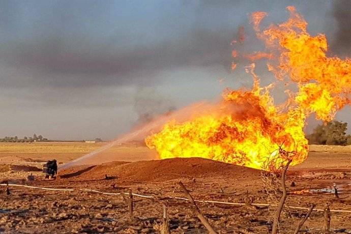 Archivo - Arquivo - FOTO DE DIVULGAÇÃO - 24 de agosto de 2020, Síria, Rif-Dimashq: Uma foto divulgada pela Agência de Notícias Árabe da Síria (SANA) em 24 de agosto de 2020 mostra um bombeiro sírio combatendo as chamas de um gasoduto que foi atingido por 
