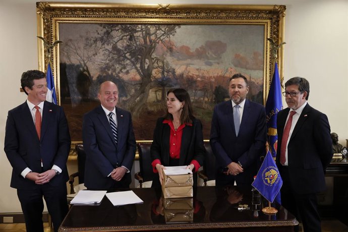 Valparaiso, 30 de septiembre 2026 El ministro de Hacienda, Jorge Quiroz, junto al director de presupuestos, Jose Pablo Gomez, realiza entrega formal del proyecto de Ley de Presupuestos 2027 en el Congreso Nacional Sebastian Cisternas/Aton Chile