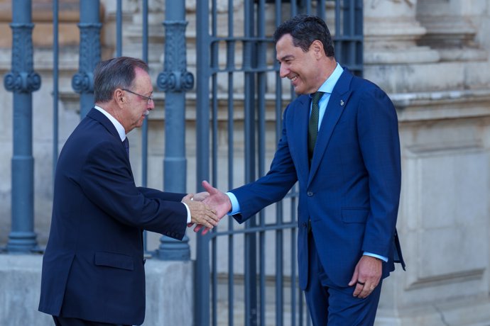El presidente de la Junta de Andalucía, Juanma Morenos (d) y el presidente de la Ciudad Autónoma de Ceuta, Juan Jesús Vivas (i) durante el encuentro del día de hoy. A 1 de octubre de 2026 en Sevilla, Andalucía (España).