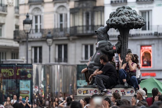 Decenas de personas durante la asamblea informativa en la Puerta del Sol