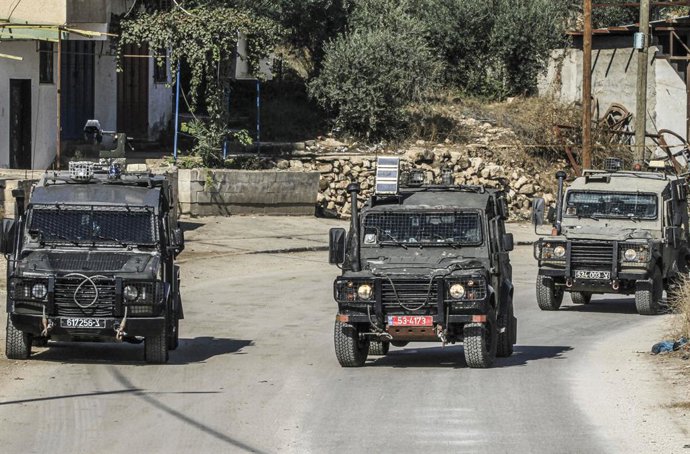 Arquivo - 5 de novembro de 2024, Jenin, Palestina: Veículos militares israelenses são vistos se deslocando durante uma incursão no campo de refugiados de Far'a, próximo a Jenin, no norte da Cisjordânia ocupada. As forças israelenses invadiram o campo de r