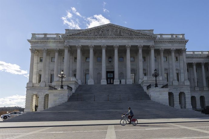 Archivo - Arquivo - 11 de novembro de 2025, EUA, Washington: O Capitólio dos EUA é visto após o Senado ter aprovado, no Capitólio, uma lei para reabrir o governo federal. O Senado chegou a um acordo no final do domingo para financiar o governo, com o obje