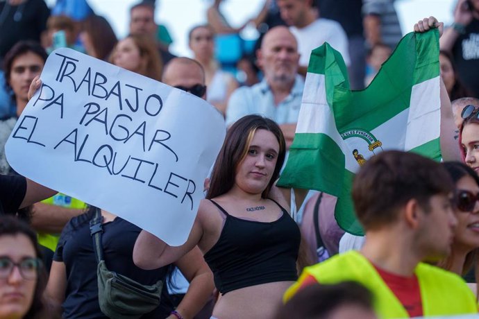 Imágenes de la concentración y cena colectiva del Sindicato de Inquilinas bajo el lema ¡Ni una Maricarmen más! Hasta conquistar el derecho a la vivienda! en la Plaza de la Encarnación. A 28 de septiembre de 2026 en Sevilla (Foto de archivo).