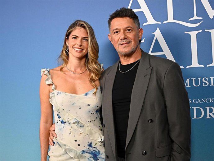 Alejandro Sanz posando con Stephanie Cayo en el estreno de su musical 'El Alma al Aire'