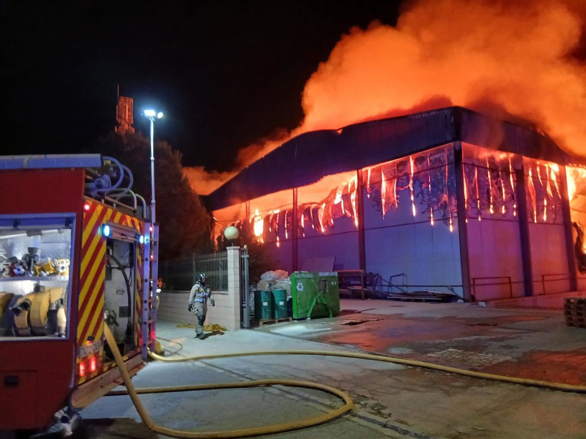 Bomberos del CEIS trabajan en la extinción de un incendio en una fábrica de pimentón en Abanilla