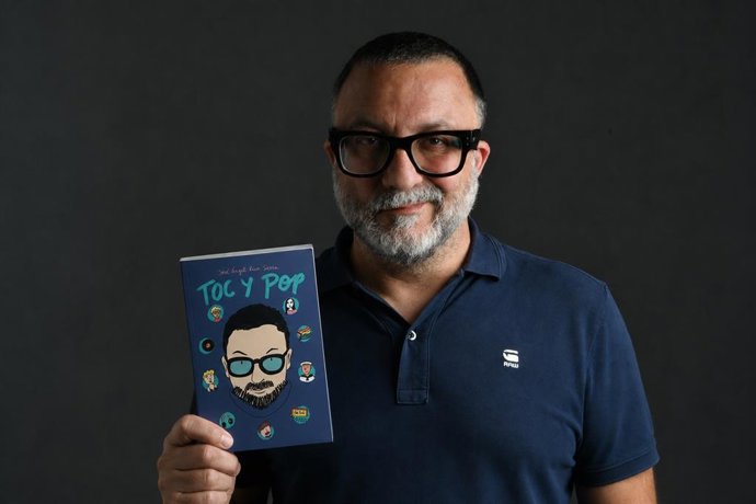 José Ángel Rico Sierra con un ejemplar de TOC y Pop.