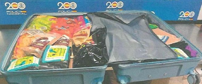 Maleta incautada en el aeropuerto Adolfo Suárez Madrid-Barajas con 16 kilos de cocaína oculta en envases de comida
