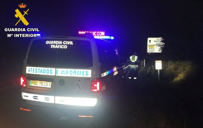 Una patrulla de la Guardia Civil en el lugar del accidente.