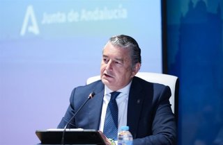 Archivo - El consejero en funciones de Sanidad, Presidencia y Emergencias, Antonio Sanz, en un acto en Cádiz. ARCHIVO.