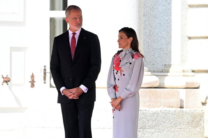 El Rey Felipe VI y la Reina Letizia esperan la llegada del Presidente de la República Francesa, Emmanuel Macron, y la Primera Dama, Brigitte Macron, en el Palacio Real, a 29 de septiembre de 2026, en Madrid (España). Esta visita de estado servirá para pon