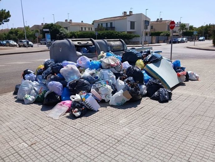 Basuras acumuladas en los contenedores de Llucmajor.