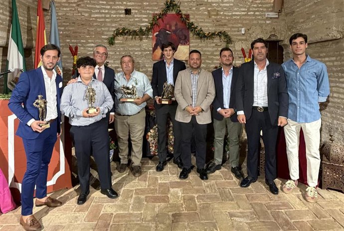 Foto de familia, con el alcalde de La Algaba en el centro, de los galardonados con los premios taurinos de la localidad