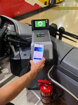 Una persona valida su Tarjeta Única virtual en un autobús del TIB.