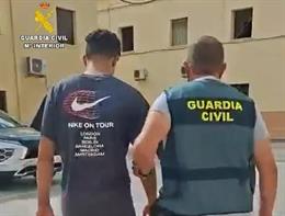 La Guardia Civil, en el marco de la operación 'Mardul', ha detenido a tres varones, de, entre 24 y 46 años, como presuntos autores de dos delitos de robo con fuerza en las cosas cometidos en viviendas del municipio de Padul (Granada).