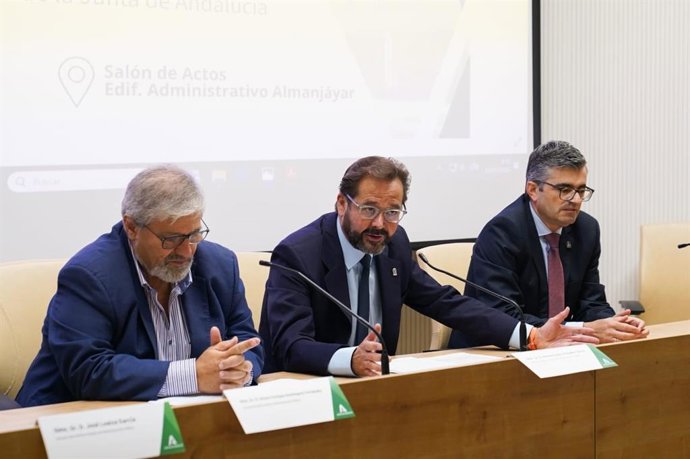 El delegado del Gobierno andaluz en Granada, Antonio Granadosd, el delegado de Empleo, Empresa y Trabajo Autónomo y de Inteligencia Artificial, Desarrollo Digital y Administración Pública, Javier Martín, y el director del IAAP, José Loaiza.