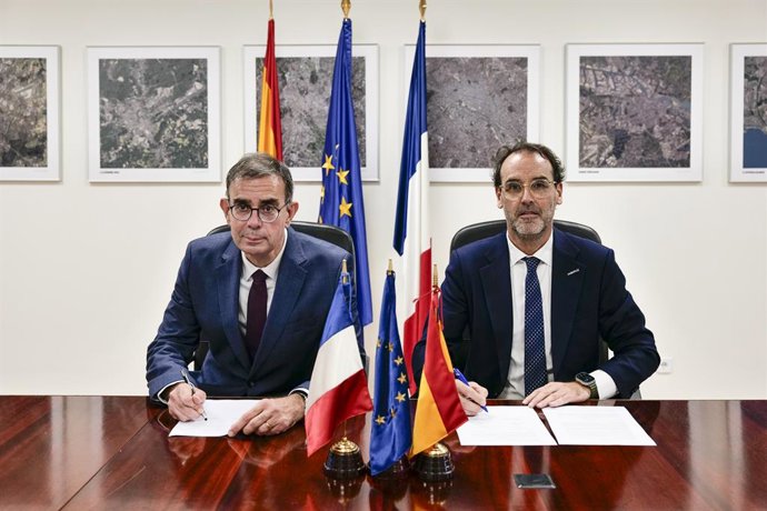 François Jacq (e) i Ezequiel Sánchez (d) durant la signatura de l'acord