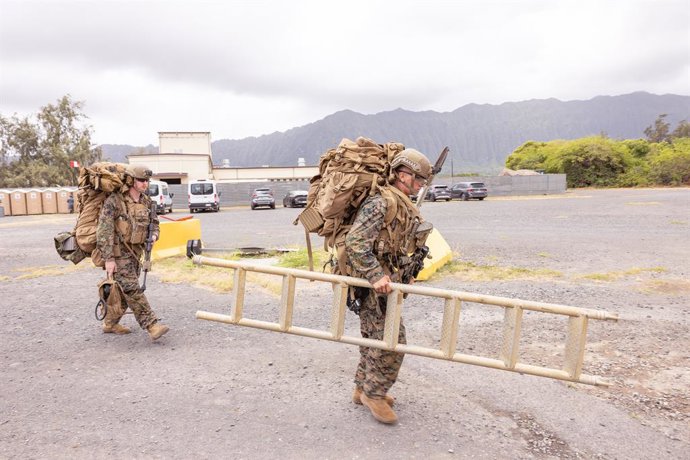 Archivo - Arquivo – 24 de junho de 2026, Honolulu, Havaí, EUA: Fuzileiros Navais dos EUA entram em um local de treinamento para Operações Militares em Terreno Urbano no âmbito do RIMPAC 2026, na Área de Treinamento do Corpo de Fuzileiros Navais de Bellows