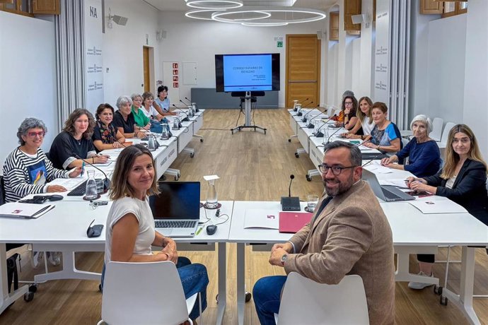 El vicepresidente Remírez y Patricia Abad, en la última reunión del Consejo Navarro de Igualdad, celebrada este miércoles en el Palacio de Navarra.