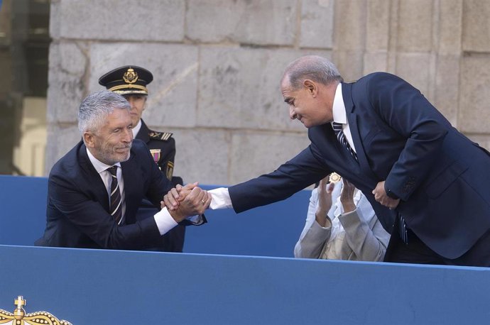 Archivo - El ministro del Interior, Fernando Grande-Marlaska (i), preside el acto central del Día de la Policía en Vigo