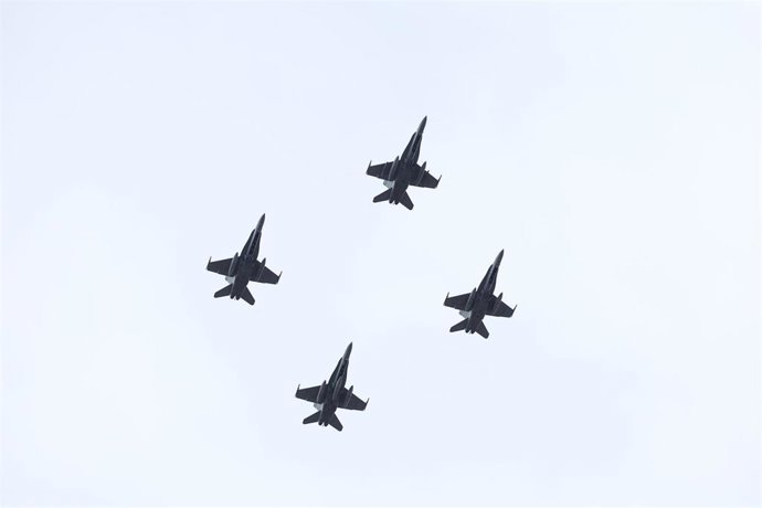 Archivo - Aviones desfilando durante el acto solemne de homenaje a la bandera nacional y desfile militar por el 12 de octubre, Día de la Hispanidad, en la Plaza de Cánovas del Castillo, a 12 de octubre de 2025, en Madrid (España). 