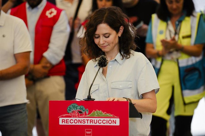 Archivo - La presidenta de la Comunidad de Madrid, Isabel Díaz Ayuso, atiende a los medios durante una visita a municipios e instalaciones afectadas por los incendios en la Sierra Oeste, a 2 de agosto de 2026, en Pelayos de la Presa, Madrid (España). 