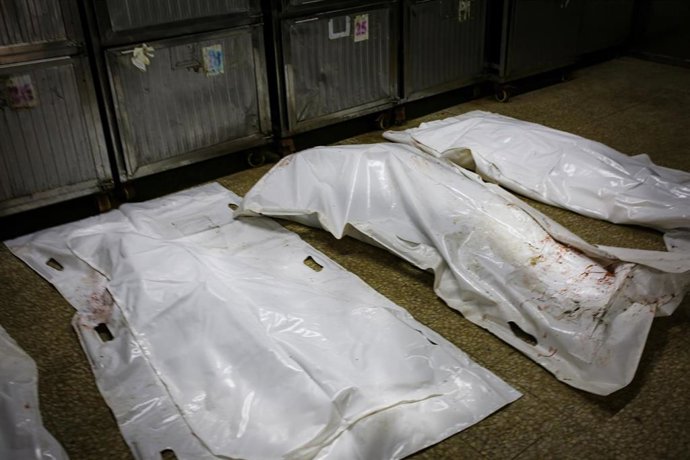 Cadáveres de varios palestinos muertos en un ataque ejecutado por el Ejército de Israel contra la Franja de Gaza el 30 de septiembre de 2026