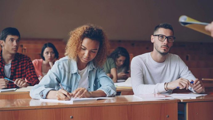 España gasta 2.782 millones en clases particulares; Learnis Mind propone enseñar a estudiar