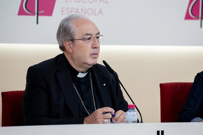 El secretario general de Conferencia Episcopal Española, Francisco César García Magán, durante una rueda de prensa, en la sede de la CEE.