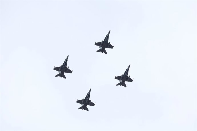 Archivo - Arquivo - Aeronaves em desfile durante a cerimônia solene de homenagem à bandeira nacional e desfile militar por ocasião do dia 12 de outubro, Dia da Hispanidade, na Praça de Cánovas del Castillo, em 12 de outubro de 2025, em Madri (Espanha). As