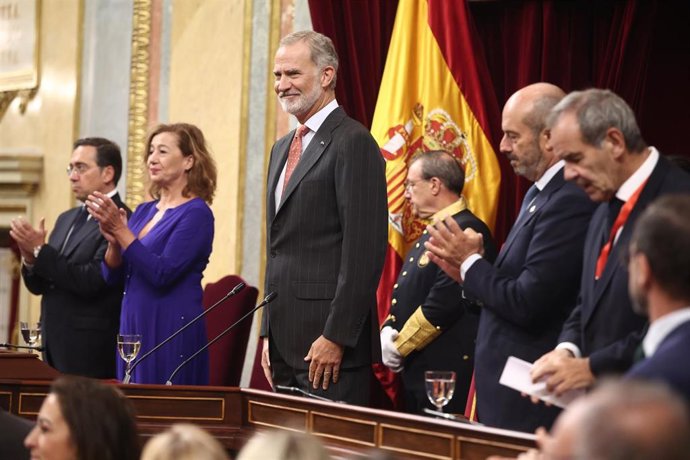 (I-D) El de Asuntos Exteriores, Unión Europea y Cooperación, José Manuel Albares; la presidenta del Congreso, Francina Armengol; el Rey Felipe VI; el presidente del Senado, Pedro Rollán, y el secretario general iberoamericano, Andrés Allamand, durante el 
