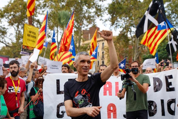 El activista y miembro de Stop Bales de Goma Roger Español (c) atiende a los medios durante una concentración frente a la Audiencia de Barcelona, a 01 de octubre de 2026, en Barcelona, Catalunya (España).