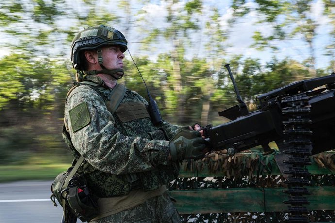 RÚSSIA, REGIÃO DE KHERSON – 17 DE SETEMBRO DE 2026: Um militar do 18º Exército de Armas Combinadas, do Grupo de Forças Dnepr, mobiliza uma equipe de artilharia para proteger estradas durante uma missão de combate na zona da operação militar especial