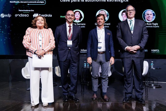 La presidenta de Aelec, Marian Serrano, el CEO de Endesa, Gianni Armani, el CEO de EDP España, Duarte Bello, y el CEO de Iberdrola, Mario Ruiz-Tagle, durante el VIII Congreso Aelec, en Casa América, a 1 de octubre de 2026, en Madrid (España). La Asociació