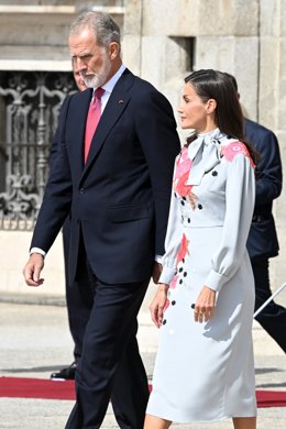 El Rey Felipe VI y la Reina Letizia esperan la llegada del Presidente de la República Francesa, Emmanuel Macron, y la Primera Dama, Brigitte Macron, en el Palacio Real, a 29 de septiembre de 2026, en Madrid (España). Esta visita de estado servirá para pon