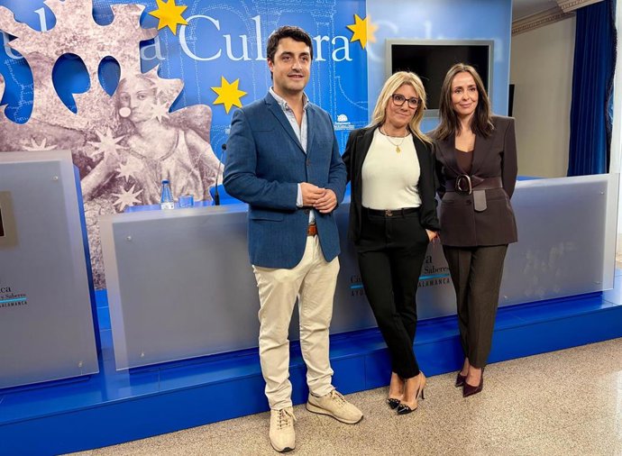 El concejal de Promoción Económica, César Gómez Barthe (i), la concejala de Relaciones Institucionales, Carmen Seguín (c), y la joyera Queralt Ruiz (d).