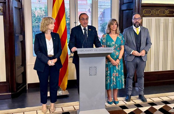El presidente del Parlament, Josep Rull; la secrearia primera de la Mesa, Raquel Sans, y los secrearios Juli Fernàndez y Glòria Freixa en la declaración institucional por el 1-O