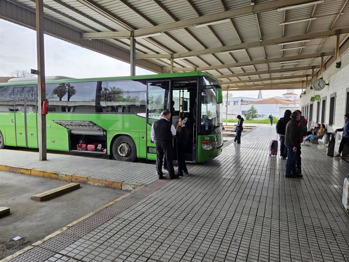 Archivo - La Junta reserva 6,6 millones para mantener la gratuidad de los viajes en bus dentro de Extremadura en 2026 