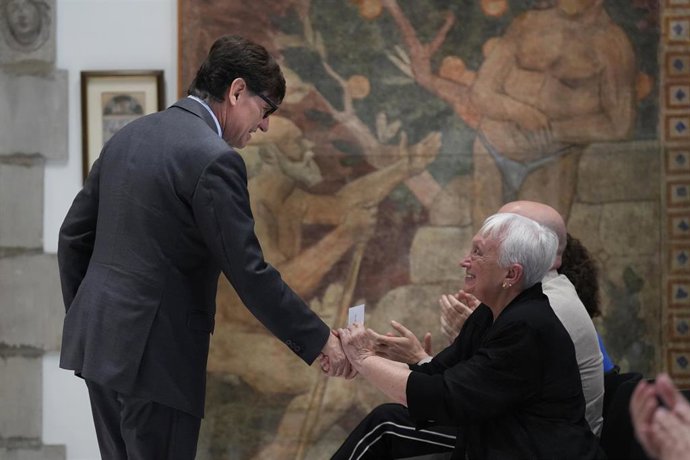 El presidente de la Generalitat, Salvador Illa, y la vicepresidenta segunda del Consell de la Gent Gran de Catalunya, Magda Bes, en la recepción con motivo del Día de las Personas Mayores en la Generalitat