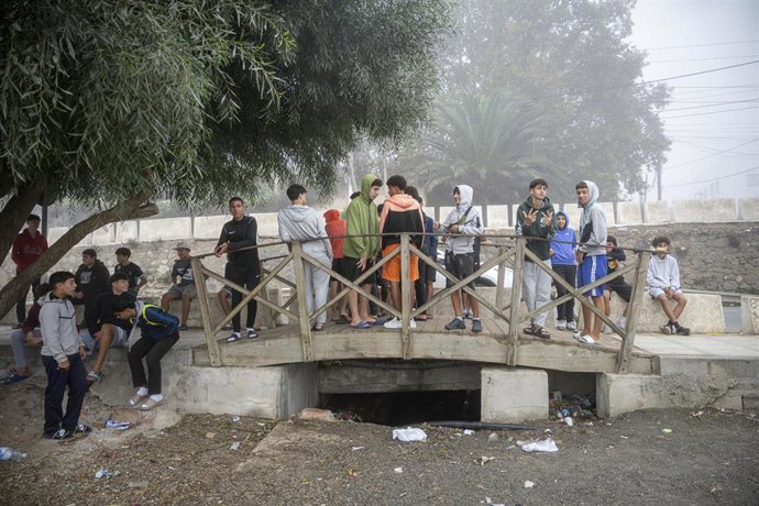 Migrantes en el asentamiento en la playa de El Trampolín, a 30 de septiembre de 2026, en Ceuta (España). Cientos de migrantes continúan viviendo en la playa del Trampolín después de haberse pospuesto el desalojo del asentamiento.