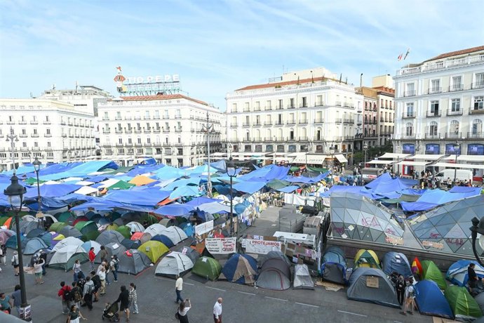 Tiendas de campaña durante la acampada por la vivienda, en la Puerta del Sol, a 1 de octubre de 2026, en Madrid (España). El Oso y el Madroño ha amanecido vallado, como anunció el alcalde de Madrid para evitar la vandalización del monumento, en el corazón