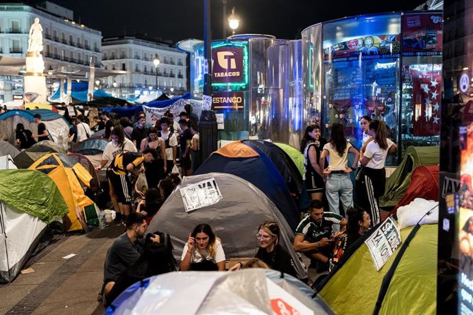 Decenas de personas continúan acampadas en la Puerta del Sol de Madrid para reivindicar medidas para favorecer el acceso a la vivienda.        