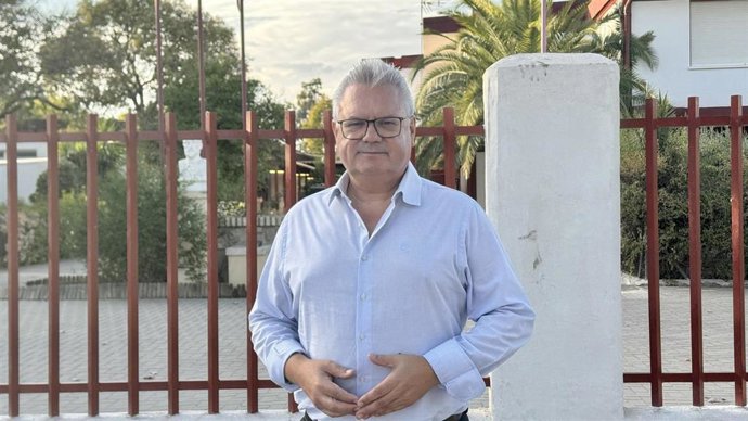 El parlamentario andaluz del PSOE por Córdoba Esteban Morales, ante un colegio público de Córdoba.