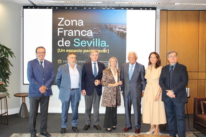 La delegada de la Zona Franca, el presidente del Puerto y su homólogo en la Cámara de Comercio -todos en el centro-, en la foto de familia con ocasión de una jornada sobre ventajas aduaneras y fiscales