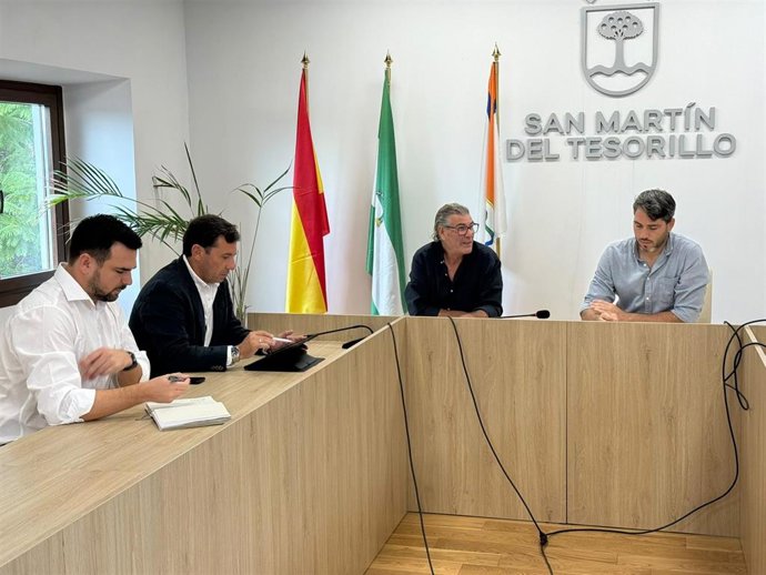 El subdelegado de la Junta de Andalucía en el Campo de Gibraltar, Javier Ros, y el delegado territorial de Agricultura, Pesca, Agua y Desarrollo Rural en Cádiz, Francisco Moreno, en una reunión con el alcalde de San Martín del Tesorillo, Jesús Fernández