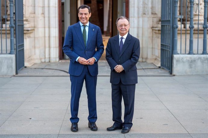 El presidente de la Junta de Andalucía, Juanma Morenos (i) y el presidente de la Ciudad Autónoma de Ceuta, Juan Jesús Vivas (d)  a su llegada al Palacio de San Telmo antes del encuentro del día de hoy. A 1 de octubre de 2026 en Sevilla, Andalucía (España)