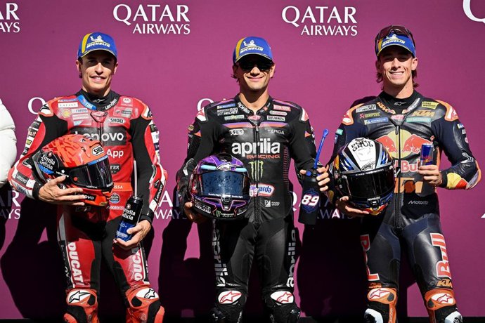 Jorge Martín celebra la 'pole' junto a Marc Márquez y Pedro Acosta en el Gran Premio de Austria 2026, en el Red Bull Ring de Spielberg