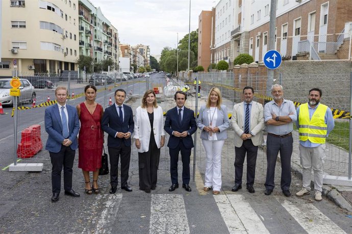 Visita al inicio de las obras de ampliación de la red de carriles bici de la ciudad de Huelva.