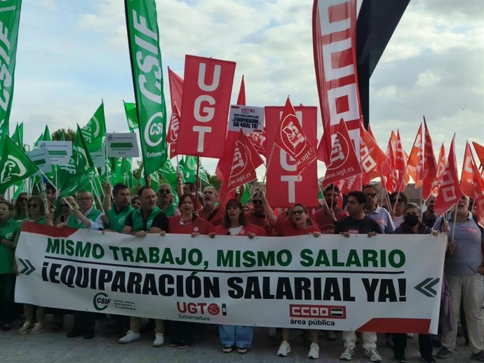 Los sindicatos CSIF, UGT y CCOO vuelven a concentrarse en Mérida para reclamar la equiparación salarial de los empleados públicos de la Administración General y el SES.